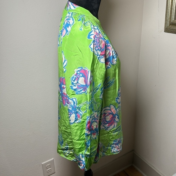 Lilly Pulitzer Elsa smocked 1/4 button down long sleeve V neck 100% silk blouse - Picture 4 of 8